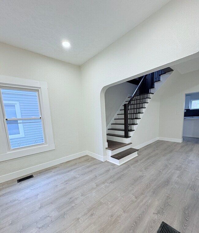 Building Photo - Charming 2 beds 1 baths in Columbus! Newly Renovated