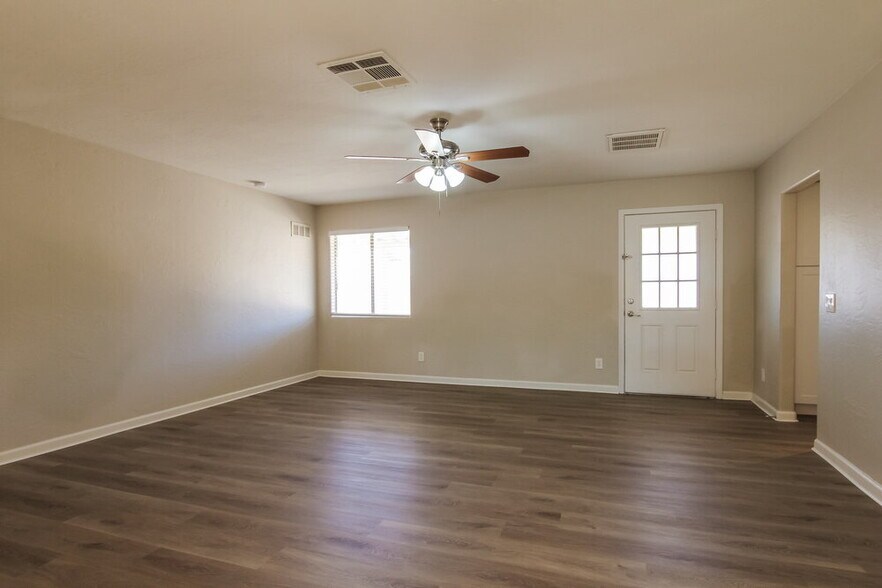 Building Photo - 5620 W Villa Maria Dr