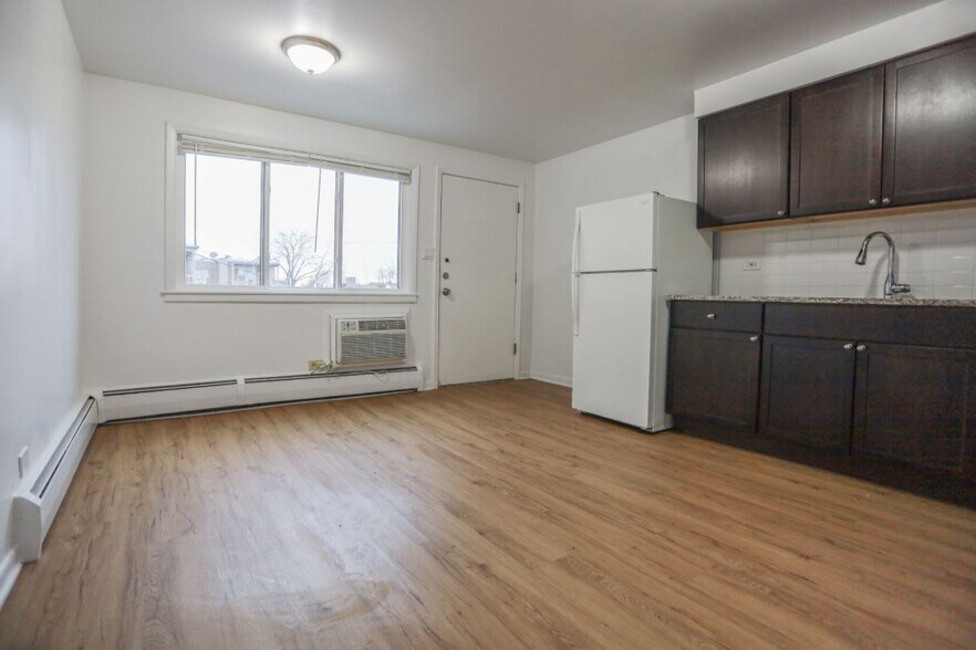 Building Photo - 2525 W Montrose Ave