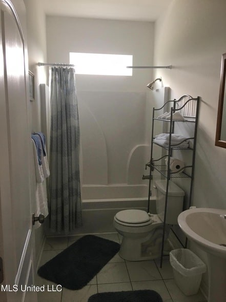 Building Photo - 153 Markham Dr