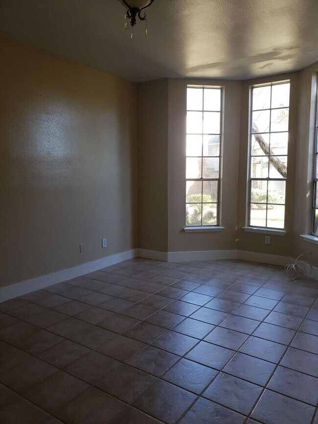 Building Photo - 6649 Queensclub Dr