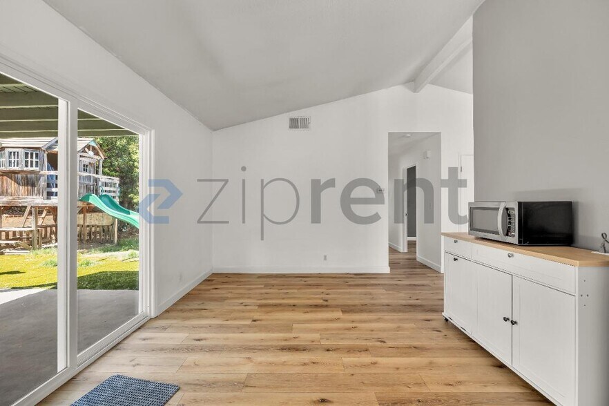 Building Photo - Unit