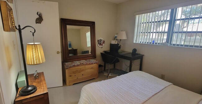 Building Photo - 1800 NE 39th Ct