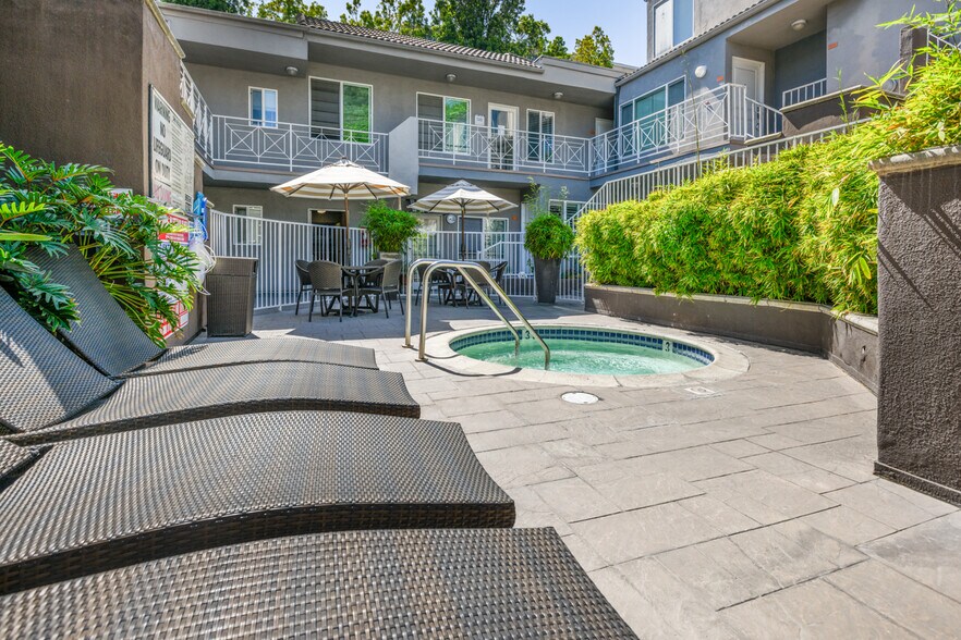 Building Photo - 355 N Maple St