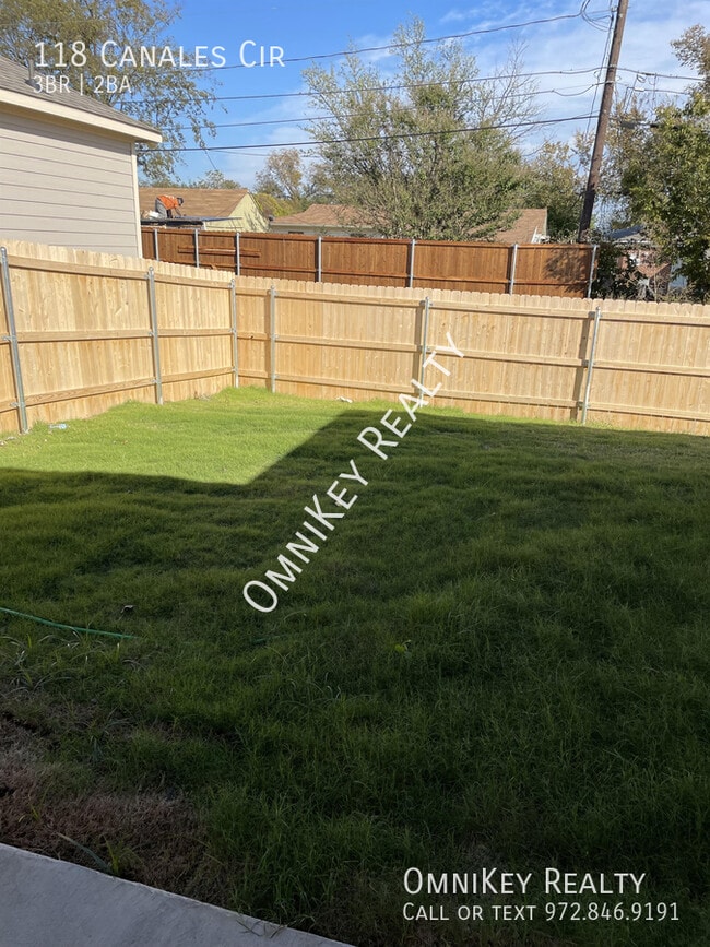 Building Photo - 118 Canales Cir