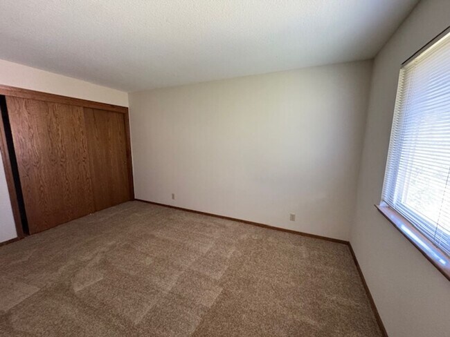 Building Photo - Spacious 4 bedroom, single level home in M...