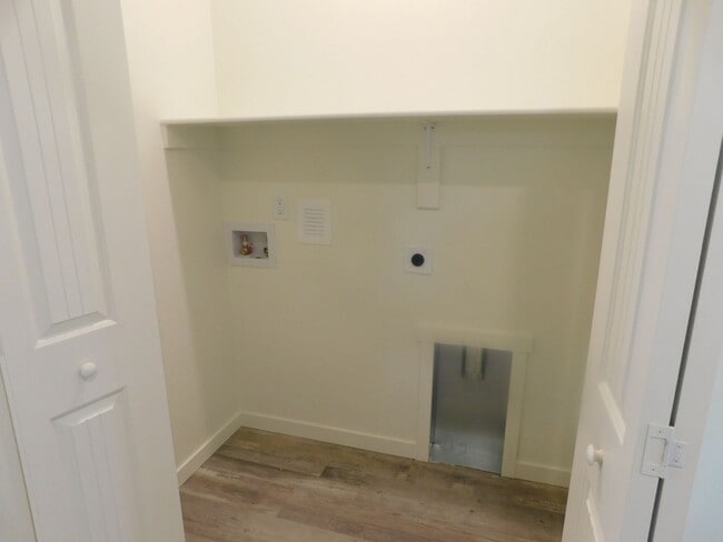 Building Photo - Walking Distance to Community