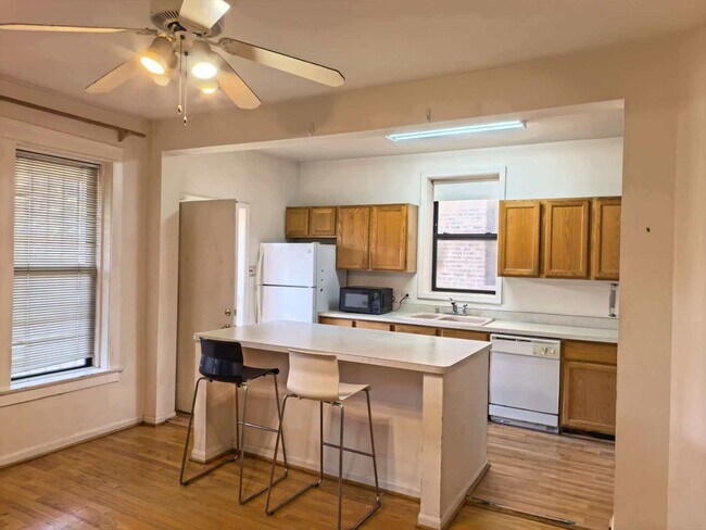 Building Photo - 651 E 50th Pl