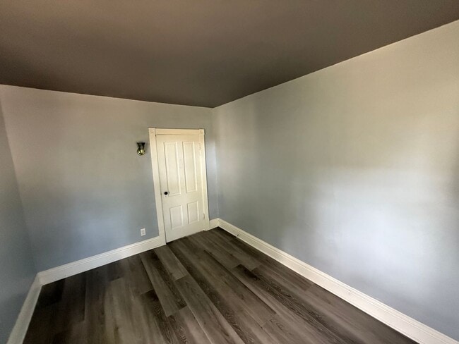 Building Photo - 2 bed room townhome (900$)