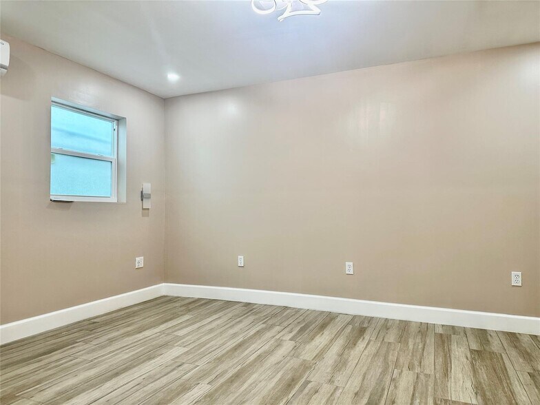 Building Photo - 1650 SW 117th Ave