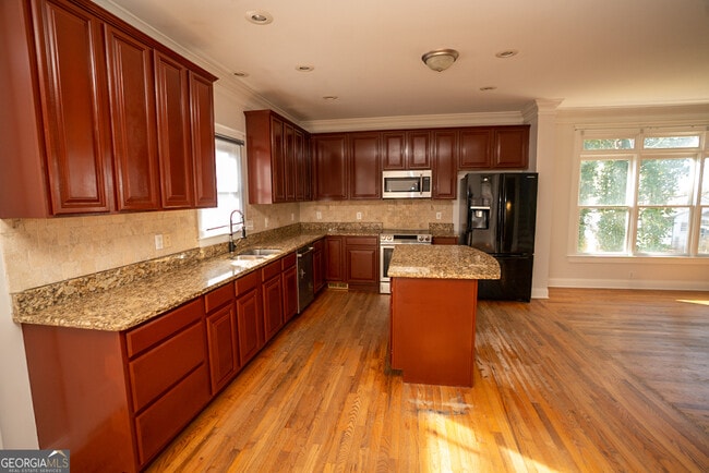 Building Photo - 901 Custer Ave SE