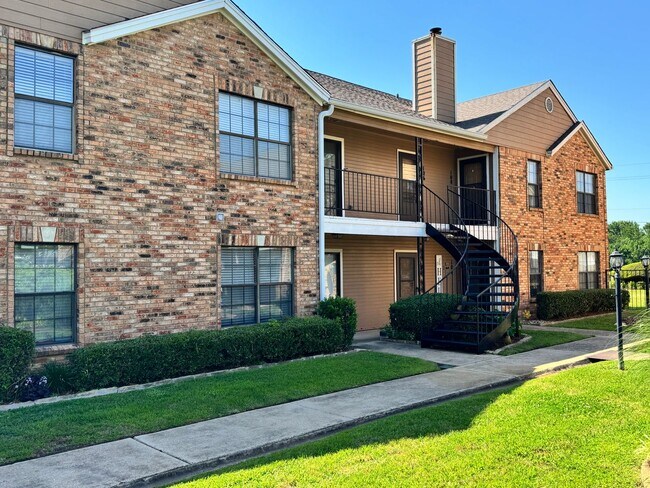 Building Photo - 400 South Town #105 - 2 bedroom Condo -POO...