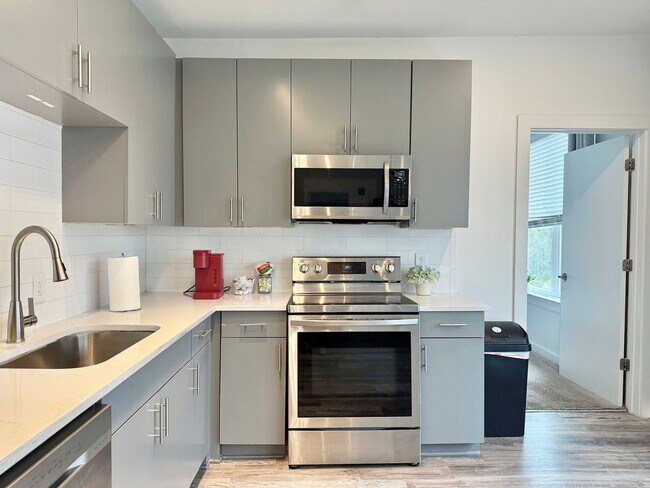 Building Photo - 542 Boulevard NE