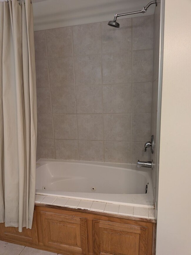 Building Photo - GORGEOUS 3 Bed 2 Bath Home
