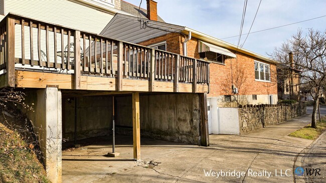 Building Photo - This is a Lovely 4-Bedroom, 2-Bath House i...