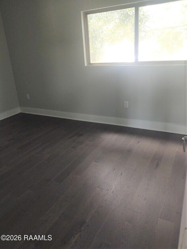 Building Photo - 206 Highland Oaks Ln