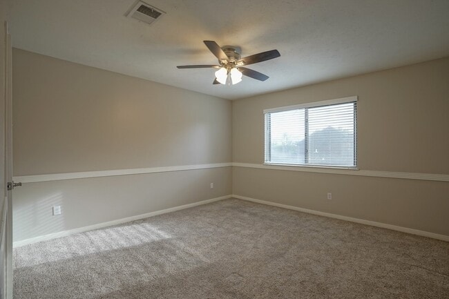 Building Photo - 2108 Lakeway Dr