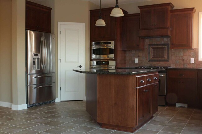 Building Photo - Stunning 5BR/3.5BA Single Family Home w/ 3...