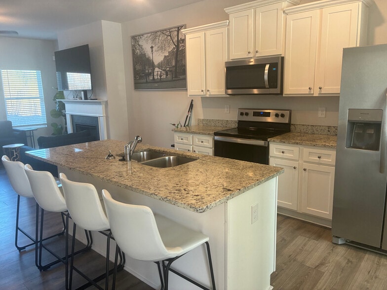 Building Photo - Room in Townhome on Shaffer Ct