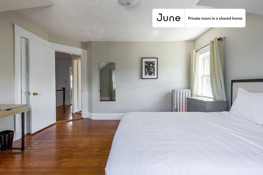 Building Photo - Private bedroom in 9 bed/2 bath Home