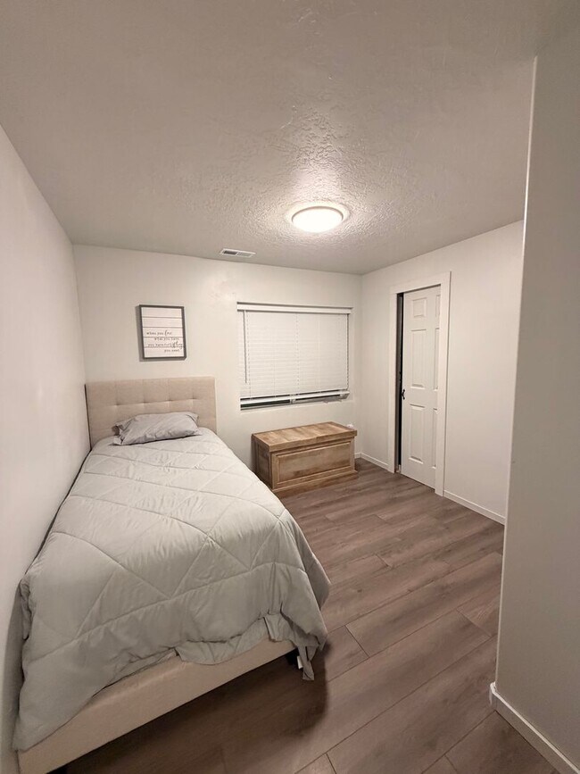 Building Photo - Beautiful 6 Bedroom/3.5 Bath Home in Springville!