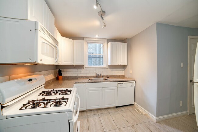 Building Photo - 1933 Montrose St