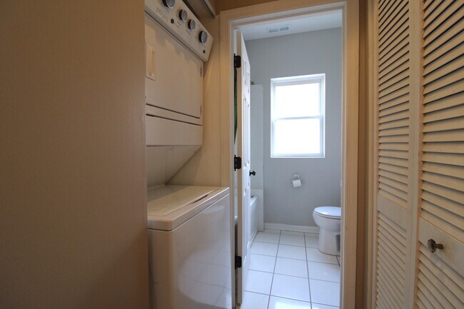 Building Photo - 1517 W Jonquil Terrace