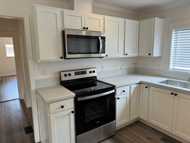 Building Photo - Updated 3 bedroom 2 bathroom duplex in his...