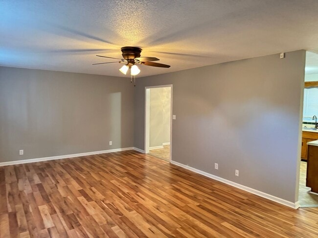 Building Photo - Centrally Located in St. B! 3 Bedrooms and 2.5 Baths! Fenced Backyard! Short term lease available!