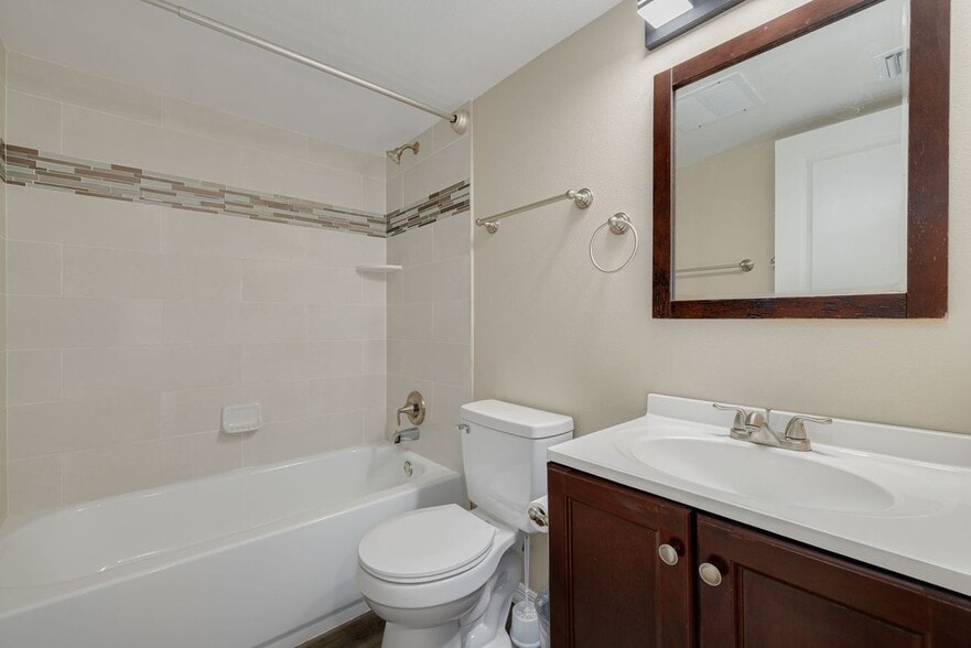 Building Photo - 2808 W Azeele St