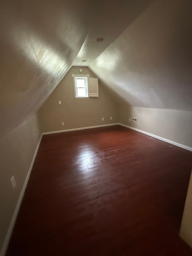 Building Photo - 2 bed 1 bath