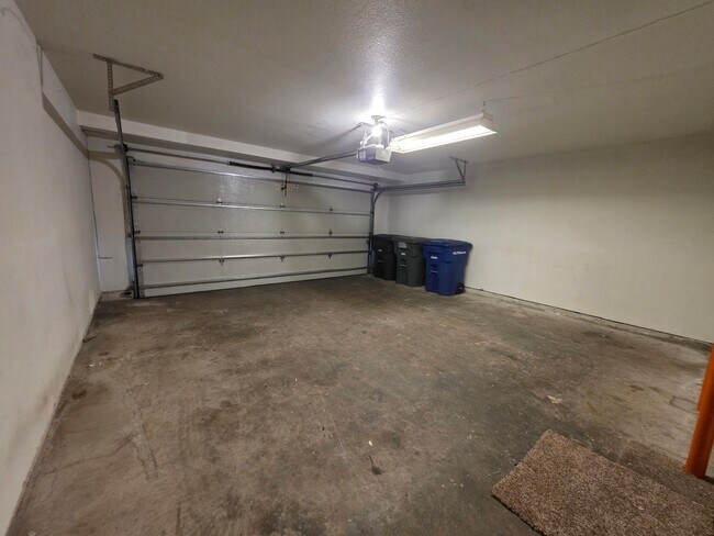 Building Photo - 3 bedroom condo w/2 car garage!