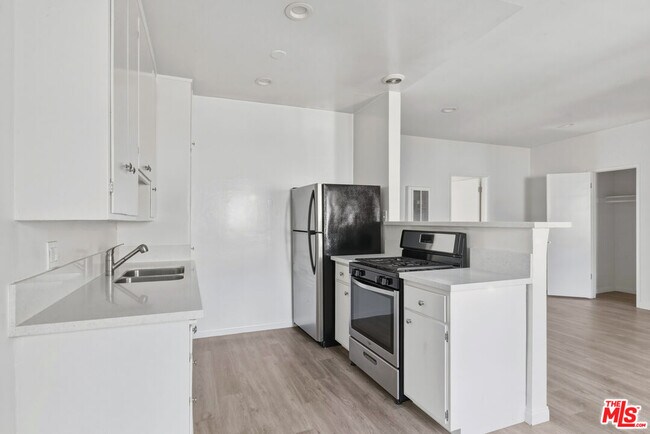 Building Photo - 11746 Goshen Ave