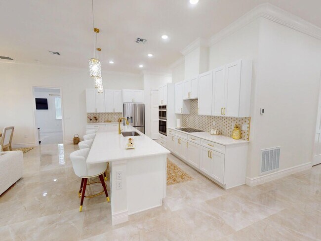 Building Photo - 409 SW Bradshaw Cir