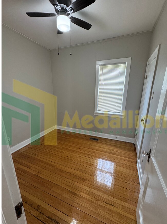 Building Photo - Charming Recently Updated Home 4-5 beds wi...