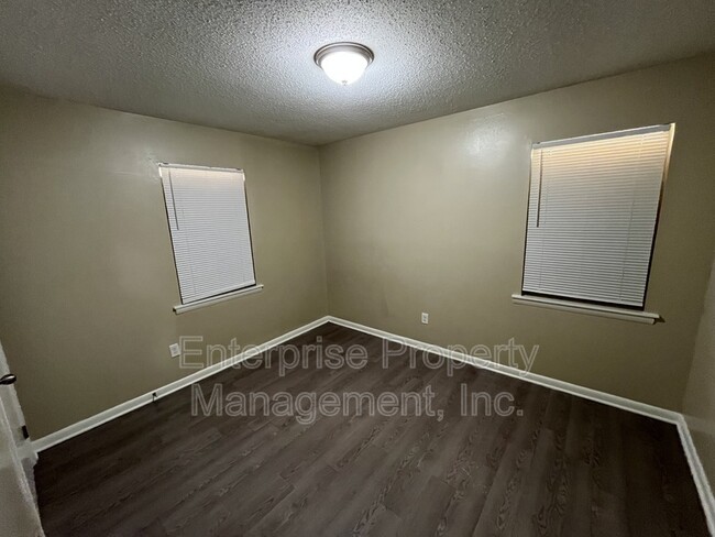 Building Photo - 4450 Tena Dr