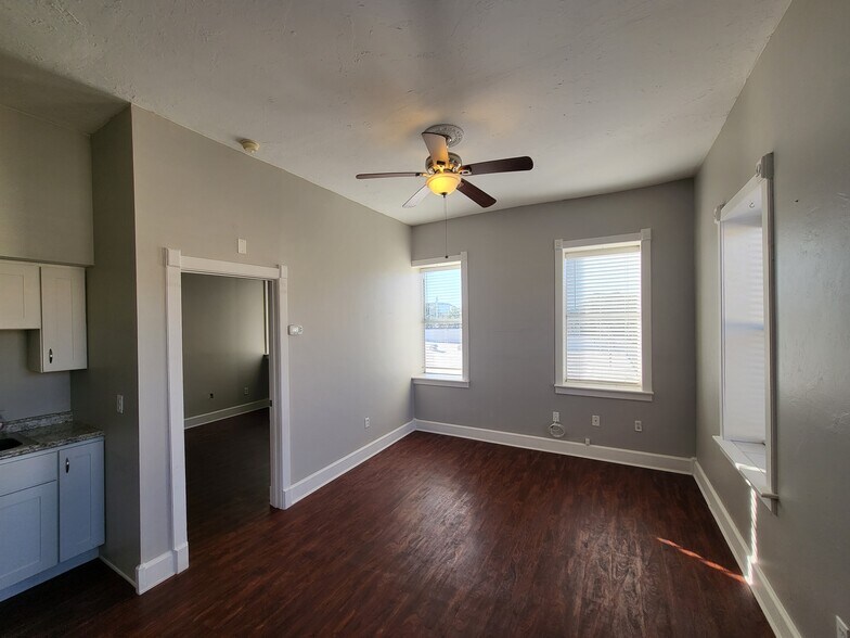 Building Photo - 427 10th Ave W