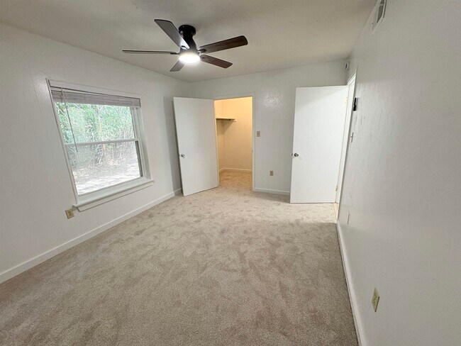 Building Photo - 1530 Live Oak Dr