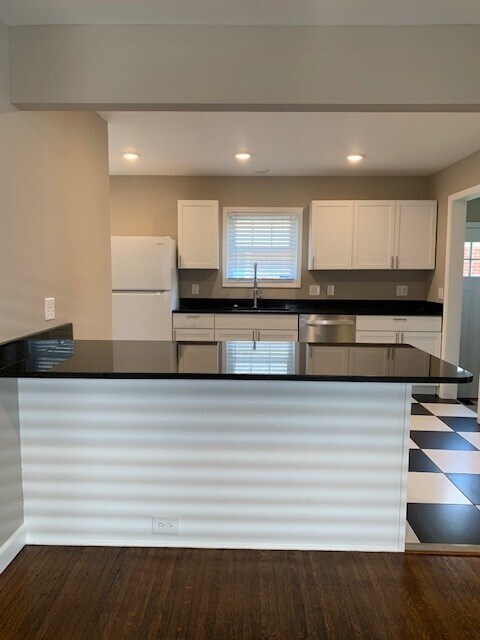 Building Photo - 827 W 44th St