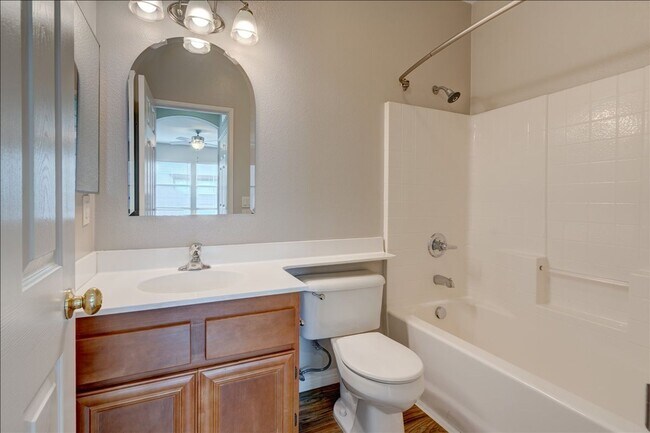 Building Photo - Fantastic 2 Bedroom Townhome minutes away to Camp Pendleton