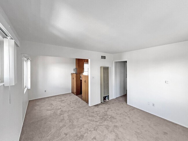 Building Photo - 1B 1BA Condo in University Heights w/ Rese...
