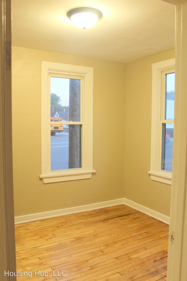 Building Photo - 940 3rd St E