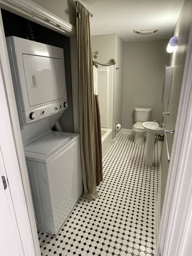 Building Photo - Renovated 1BD in Gated Complex. Washer and Dryer in Unit. Shared Outdoor Space.