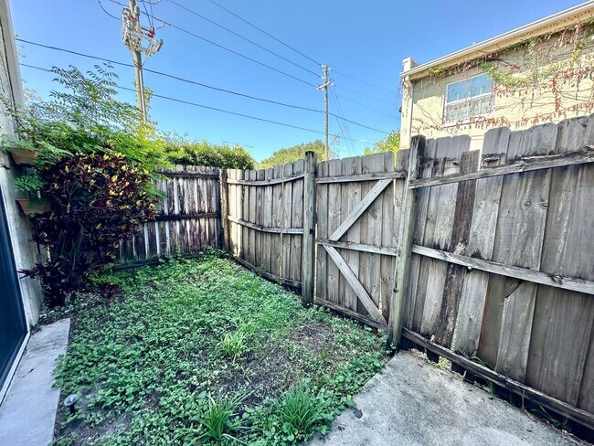 Building Photo - Simple & comfortable 2Beds/1Bath condo-liv...