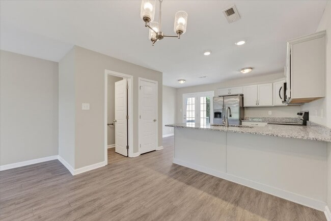 Building Photo - The Stowe Court Dog Friendly Condo for rent!