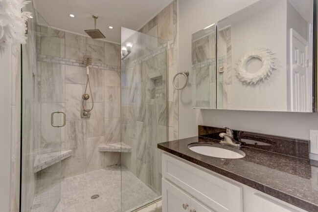 Building Photo - 5 bed 3 bath - Gorgeous Large Family Home ...