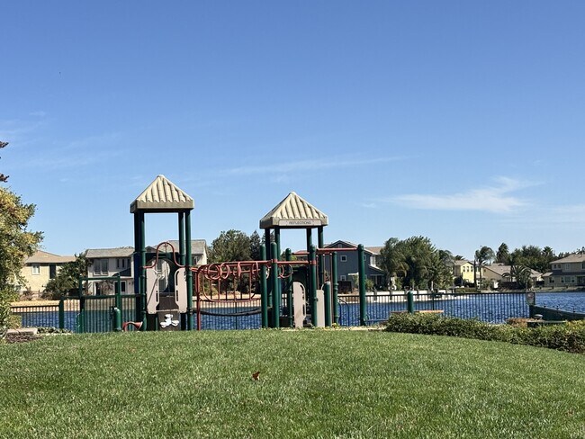 Building Photo - 1527 Horizon Ln