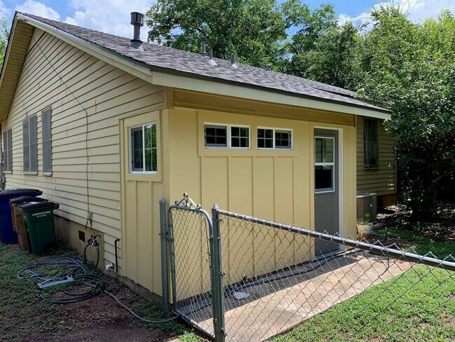 Building Photo - 1505 Ruth Ave