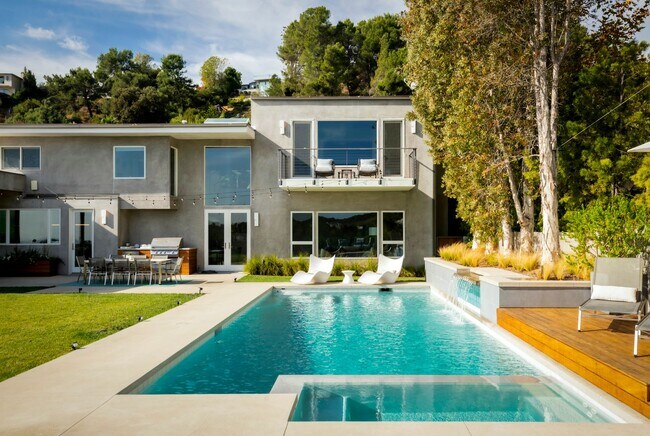 Building Photo - 2344 Banyan Dr