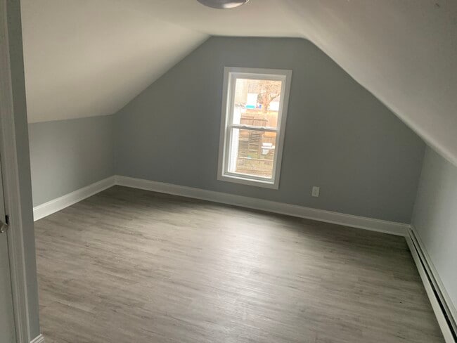 Building Photo - 31 Hopkins St